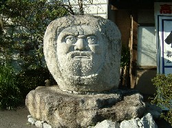 群馬八幡駅の周辺情報、だるまの石像